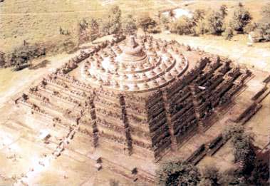 figura 105 - Stupa di Borobudur. Mandala architettonica piramidale. Jogijakarta, Java (Indonesia)